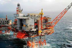 Giá xăng dầu hôm nay 30/8: Vượt mốt 85 USD, lo ngại đứt gãy nguồn cung tại Mỹ