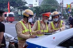 Hỗn loạn taxi dừng đỗ trước cổng bến xe Nước Ngầm