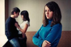 Trớ trêu vợ chồng trên bờ vực tan vỡ chỉ vì hàng xóm... hát quá hay