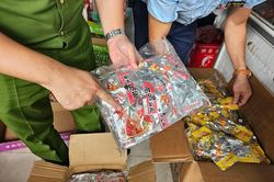 Hà Nội: Tạm giữ hơn 4.000 sản phẩm thực phẩm có dấu hiệu nhập lậu