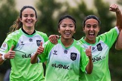Huỳnh Như gia hạn hợp đồng với Lank FC