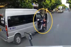 Hoảng hốt cảnh bé trai đu bám trên cánh cửa ô tô đang di chuyển
