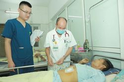 Sán lá gan chui ra từ ống dẫn lưu đường mật
