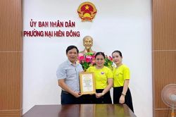 Trao tặng Bảng ghi nhận Tấm lòng vàng cho những tấm lòng hảo tâm