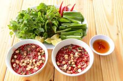 Liệt nửa người vì sở thích ăn tiết canh, rau sống