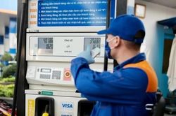 Giá xăng dầu hôm nay 31/8: Băng băng leo dốc; trong nước lùi lịch điều chỉnh giá xăng sau nghỉ lễ
