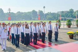Bộ trưởng Bùi Thanh Sơn dẫn đầu đoàn Bộ Ngoại giao vào Lăng viếng Chủ tịch Hồ Chí Minh dịp Quốc khánh 2/9