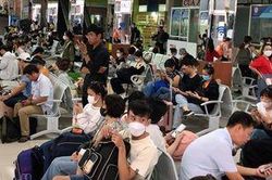 Nghỉ lễ 2/9: Các bến chật kín, dân ngồi la liệt dưới đất đợi xe