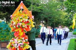 Lãnh đạo tỉnh Nghệ An dâng hoa, dâng hương tưởng niệm Chủ tịch Hồ Chí Minh