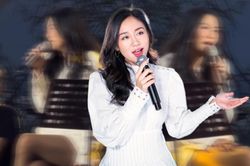 Diện váy ngắn đi hát, dân mạng ngỡ ngàng trước sắc vóc Văn Mai Hương hiện tại