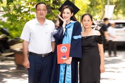 Hoa hậu Đỗ Thị Hà khoe ảnh cùng bố mẹ trong ngày tốt nghiệp đại học, tiết lộ sẽ học Thạc sĩ