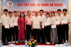Quỹ Tiếp sức tài năng An Giang trao hỗ trợ 7 sinh viên và nghiên cứu sinh tiến sĩ