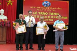 Quận ủy Sơn Trà tổ chức trao Huy hiệu Đảng cho 143 đảng viên