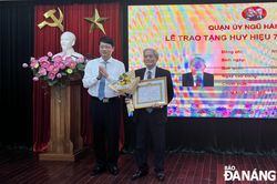 Quận ủy Ngũ Hành Sơn tổ chức trao Huy hiệu Đảng dịp Quốc khánh 2-9