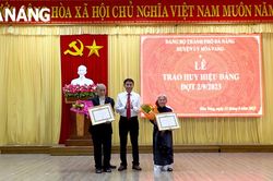 Huyện ủy Hòa Vang trao Huy hiệu Đảng đến 53 đảng viên