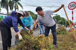 Phường Diên Hồng ra quân dọn dẹp vệ sinh khu vực công cộng