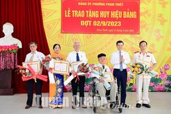 Chủ tịch UBND tỉnh Nguyễn Văn Sơn trao Huy hiệu Đảng tại phường Phan Thiết