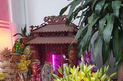 Nghĩ về những ban thờ Thần Tài