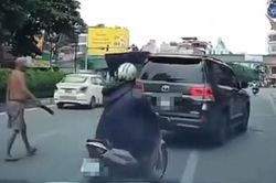 Vụ người đàn ông phi dao vỡ kính ôtô: Đối tượng có uống rượu bia