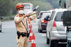 Không vi phạm, CSGT có được yêu cầu dừng xe đo nồng độ cồn?