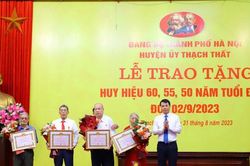 Huyện Thạch Thất: 138 đảng viên được trao Huy hiệu Đảng đợt 2-9