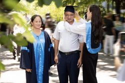 Bố mẹ Hoa hậu Đỗ Thị Hà ra Hà Nội chúc mừng con gái tốt nghiệp Đại học Kinh tế Quốc dân