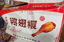 Hàng ngàn chiếc bánh trung thu; chân, cánh, cổ gà, vịt nhập lậu được bày bán công khai giữa lòng Thủ đô