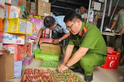 Tạm giữ hơn 4.000 bánh trung thu, chân gà, cánh gà... dán nhãn nước ngoài