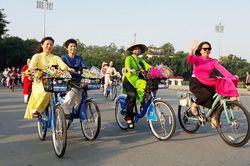 Du lịch Hà Nội diễu hành áo dài nhân dịp Quốc khánh 2/9