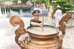 Thiếu tướng Huỳnh Văn Ngon cùng đoàn cán bộ Quân khu 9 viếng Tượng đài Chiến thắng, dâng hương Nhà tưởng niệm Chủ tịch Hồ Chí Minh