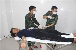 Cấp cứu ngư dân bị tai nạn lao động trên biển