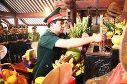 Đại tướng Phan Văn Giang dâng hoa, dâng hương tưởng niệm Chủ tịch Hồ Chí Minh