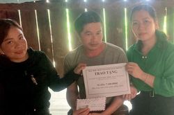 Báo SGGP trao tiền hỗ trợ gia đình khó khăn