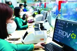 Hàng triệu tỷ đồng tiền gửi nằm trong nhà băng: Ngân hàng sốt ruột