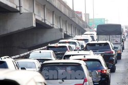 Hà Nội: Ô tô ùn dài ở đường Vành đai 3 trên cao