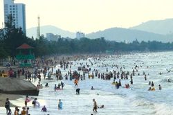 Biển Cửa Lò đông nghịt người ngày đầu nghỉ Quốc khánh
