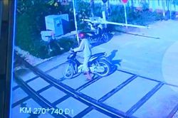 Nhân viên đường sắt lao mình cứu người đàn ông khi tàu đến