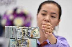 Bản tin tài chính sáng 1/9: Giá vàng và dầu tăng, USD hồi phục