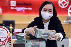 Ngân hàng mạnh tay giảm lãi suất tiết kiệm 6 lần 1 tháng, mức 7% dần biến mất