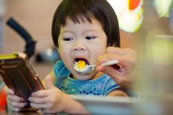 Con vừa ăn vừa chơi, cha mẹ làm gì thay đổi thói quen con trẻ?