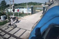 Nhân viên đường sắt dũng cảm cứu người trước mũi tàu hỏa lao tới