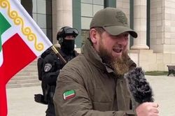 Mẹ bị trừng phạt, lãnh đạo Chechnya cảnh báo Mỹ