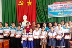 Trao tặng học bổng cho học sinh có hoàn cảnh khó khăn