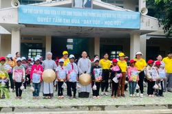Tặng 286 suất quà cho học sinh nghèo xã Chư A Thai