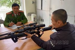 Công an huyện Bát Xát thu hồi 30 vũ khí, vật liệu nổ