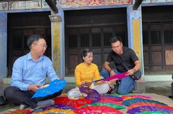 Giữ nghề làm quạt nơi phố cổ