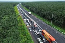 Nút thắt cổ chai ở trạm thu phí khiến cao tốc Phan Thiết - Dầu Giây ùn tắc kéo dài
