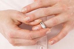 Tại sao nên tháo trang sức ra trước khi đi ngủ?