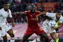 Đá với 10 người, Milan vẫn đánh bại Roma ngày Lukaku ra mắt
