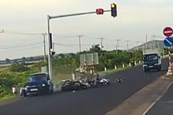 Xe ô tô tông hàng loạt xe máy dừng đèn đỏ, người bị thương nằm la liệt